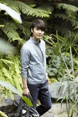 组图：韩星尹相铉全新服装写真 春意盎然温暖阳光