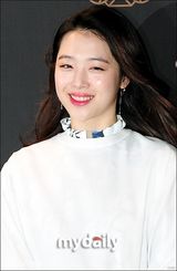 组图：f(x)Sulli裙摆飞扬险走光花容失色