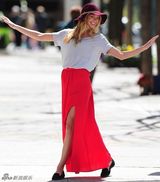 组图：坎蒂丝街头拍写真 裙摆飞扬宠物狗抢镜