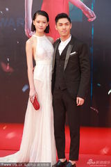 组图：金像红毯比一比 女神们全穿错了！