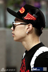 组图：韩歌手朴宰范赴美举行演唱会亮相机场