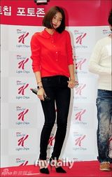 组图：韩星孙丹菲出席代言活动 红黑配显娇媚