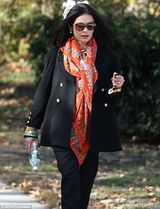 组图：泽塔-琼斯传与老公和解 外出购物心情好