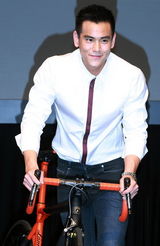 组图：《破风》发布会 彭于晏阮经天基情赛单车