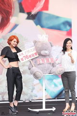 组图：杨丞琳红发抢镜 大秀小蛮腰粉丝饱眼福