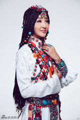 组图：旺姆新年祈福写真曝光 华丽配饰贵气逼人