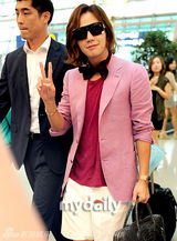 组图：张根硕飞往台湾举行亚洲巡演粉装亮眼