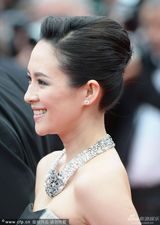 组图：章子怡灰墨裹胸裙走红毯妆容精致