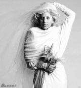 组图：Lady Gaga皮革网袜狂野 与男友甜蜜热吻