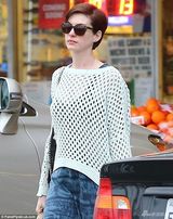 组图：海瑟薇现身超市买蔬菜 一脸严肃心情欠佳