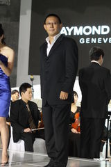 组图：姜文对妻子呵护有加 周韵与男模热聊晾老公