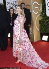 组图：巴里摩尔碎花裙接地气 怀孕显臃肿