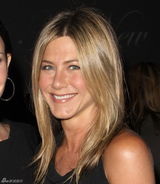 幻灯图集：安妮斯顿性感黑装亮相 肩头惊现神秘手