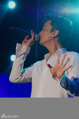 组图：李泉献唱爵士音乐节 全场合唱“在一起”