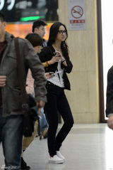 组图：汤唯素颜离京 戴黑框镜学生味足