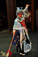 组图：《大武生》完整京剧造型 “全武行”贺中秋