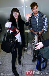 组图：先艺素颜抱爱犬 携夫定居加拿大