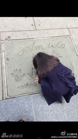 组图：王诗龄手拿“年度宝宝”小金人甜笑