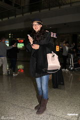 组图：熊黛林现身香港机场 展露迷人微笑