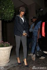 组图：蕾哈娜洛杉矶录音休闲风红唇欲滴