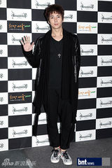 组图：金亨俊Jewelry等盛装出席首尔时装周