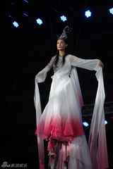 组图：湖南卫视春晚 刘欢压轴龚琳娜神曲再现