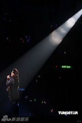 高清组图：郑伊健演唱会 舒淇登台与其热吻