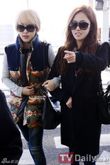 组图：4minute与A pink赴香港公演便装亮相机场