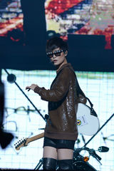 组图：李宇春上海开唱遭男舞者抱 父母首度现身