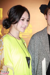 组图：阿娇沉浸恋情微笑 携容祖儿出席活动