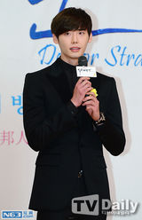 组图：张亮演韩剧牵手朴海镇 李钟硕黑西装帅气