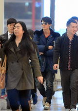 组图：吴尊离京机场吃饭 粉丝送机阵势大