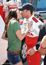 组图：梅根-福克斯享受婚姻生活 和老公热吻