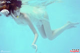 组图：“一字马”女神薄纱潜水拍大片 梦幻唯美