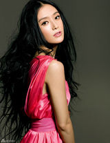 组图：秦岚拍最新时尚写真 尽显高贵典雅气质