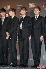 高清图：GD条纹装出席mama记者会 EXO正装帅气