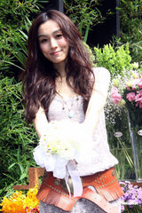 组图：范玮琪练习抛捧花 提前体验当新娘