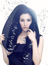 组图：李嘉欣代言演绎灵感女神 创作水晶画慈善拍卖