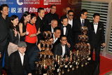 组图：《寒战》横扫金像奖 剧组开庆功宴晒奖杯