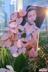 组图：张国荣逝世11周年 歌迷文华酒店悼念哥哥