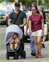 组图：钢铁侠唐尼一家三口出街 爱子大眼可爱