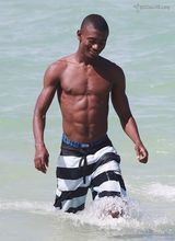 幻灯图集：科特迪瓦中场卡劳和女友迈阿密海滩戏水