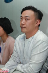 组图：徐濠萦素颜现身香港报业评议会 陈奕迅递交投诉书