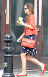 组图：王妃之妹皮帕穿红外套手握香蕉出街