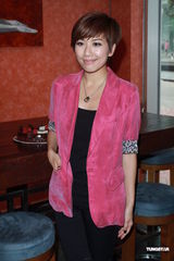 组图：周丽淇预祝生日 感情随缘绝不隐瞒