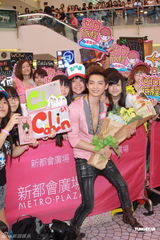 组图：辰亦儒香港签书遭粉丝强抱 澄清解散传言