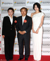 高清图：第1届首尔文化艺术大奖李秉宪孙艺珍获殊荣