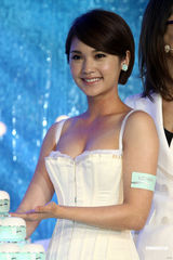 组图：杨丞琳低胸代言破封奶说 露沟大秀身材 