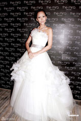 组图：Amanda S.订婚后首披婚纱 自称未婚夫很大方