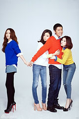 组图：《全盛时代》曝全家福 姚笛任重忙周旋